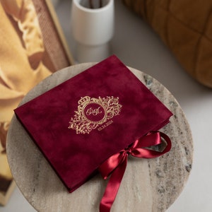 Caja de invitación de boda de terciopelo rojo de lujo Ante | Tarjeta acrílica invita en caja y borla | Invitación de boda a medida | Papelería en caja