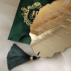 Busta di velluto verde di lusso ed elegante invito di nozze in acrilico, inviti in acrilico oro a specchio, stampa in lamina d'oro