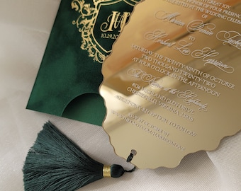 Luxe groene fluwelen envelop en elegante acryl huwelijksuitnodiging, spiegelende gouden acryl uitnodigingen, gouden foliedruk