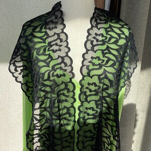 Pizzo nero smerlato a metri, bordo frangiato floreale antico, pizzo nero per lingerie