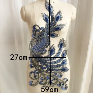 Può includere: Applique di piume di pavone ricamate in blu e grigio che misura 27 cm per 59 cm.