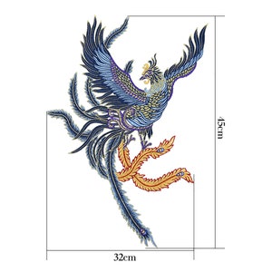 Può includere: Un fenice ricamato in blu e oro con una coda rossa e oro. Il fenice è alto 45 cm e largo 32 cm.