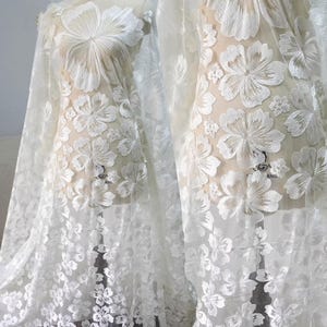 Tessuto in pizzo floreale con ricamo bianco, in tulle, per costumi e abiti da festa, larghezza 51 pollici