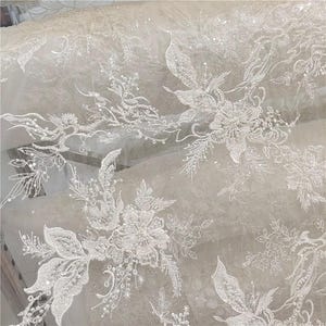 Tessuto di pizzo scintillante con perline bianco sporco, paillettes, fiori, abito da festa, pizzo, tulle, larghezza 53 pollici, venduto a 1 iarda