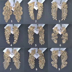 Peut inclure: Neuf paires d'appliques en dentelle dorée, chaque paire étant identique. Les appliques sont complexes et présentent des motifs floraux. Les appliques sont numérotées de 1 à 9.