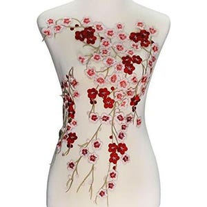 ドレス衣装に縫い付けられた刺繍の梅の花のアップリケつるの花のパッチセット