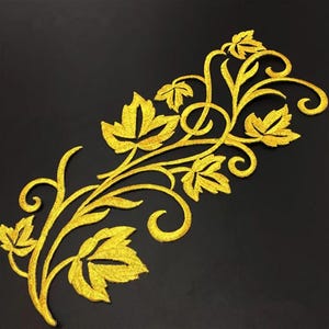 Puede incluir: Aplique floral bordado en dorado con intrincados detalles de hojas y enredaderas. Este parche decorativo es perfecto para agregar un toque de elegancia a la ropa, los bolsos o los proyectos de decoración del hogar.