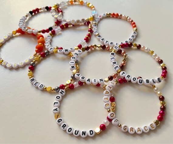 Taylor Swift Red friendship Bracelet  Friendship bracelets with beads,  Cute friendship bracelets, Letter bead bracelets