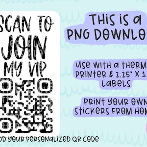 Op de afbeelding: Een witte, bedrukbare sticker met een zwart-witte QR-code en de tekst "SCAN TO JOIN MY VIP". De tekst "THIS IS a PNG DOWNLOAD" is in zwart op een lichtpaarse achtergrond. De tekst "Use with a thermal printer & 2.25" x 1.25" labels" is in zwart op een lichtblauwe achtergrond. De tekst "PRINT YOUR OWN STICKERS FROM HOME!" is in zwart op een lichtpaarse achtergrond. De tekst "I ADD YOUR PERSONALIZED QR CODE" is in zwart op een witte achtergrond.