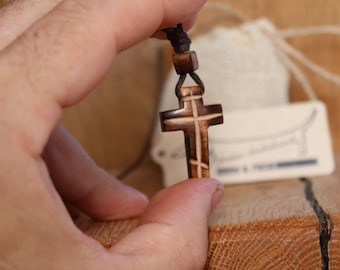 Religijny drewniany krzyż, naszyjnik z drewnianym krzyżem, unikalna biżuteria, rzeźbiony krzyż, wisiorek z naturalnego drewna, prezent dla niego, prezent dla niej, unisexowy drewniany krzyż