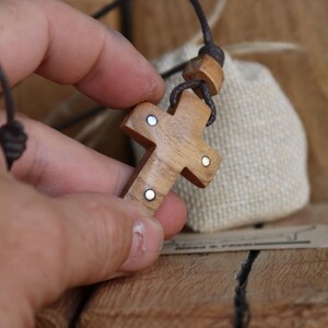 黒のワックス糸で作られた手作りの十字架のネックレス - 黒の
