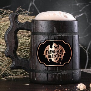 Taza personalizada de Dungeon Master. Taza de Dungeon and Dragons. Jarras de cerveza personalizadas. Taza de D&D. Jarra de cerveza de madera de Dungeon Master. Regalo para gamer. N.° 675
