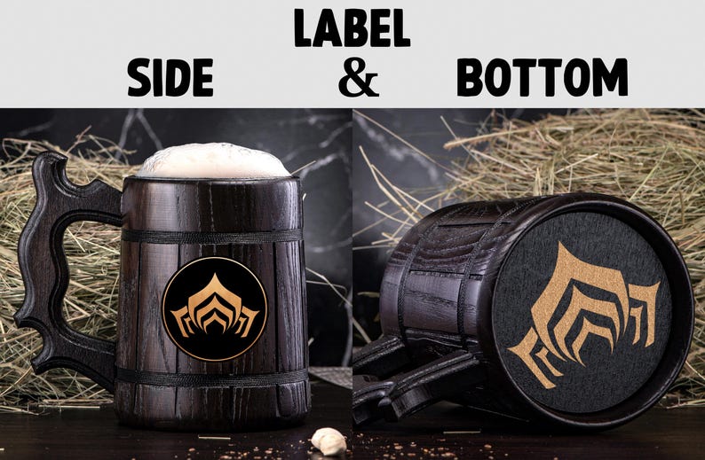 Puede incluir: Taza de cerveza de madera oscura, llena de cerveza y espuma. La taza tiene un asa decorativa y un emblema circular. La parte inferior de la taza tambi&eacute;n es visible, con un emblema a juego.