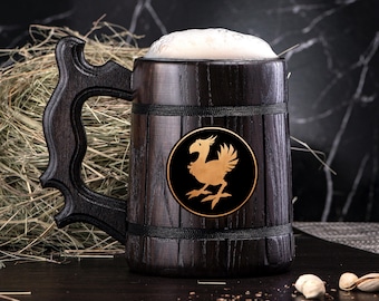 Può includere: Un boccale di birra in legno scuro pieno di birra e schiuma. Il boccale ha un manico decorativo e un emblema dorato con un disegno di uccello. Il boccale è fatto di legno scuro e ha un aspetto rustico.