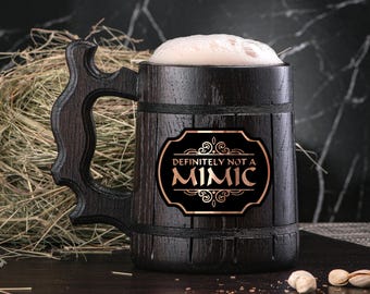 Tazza "Decisamente non una imitazione". Tazza Dungeon and Dragons. Tazza D&D. Tazza personalizzata da giocatore. Boccale di legno, boccali da birra personalizzati. Boccale di birra in legno n. 233.