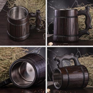 Puede incluir: Un jarro de cerveza de madera marr&oacute;n oscuro con interior de acero inoxidable. El jarro tiene un asa decorativa y est&aacute; hecho de tablones de madera verticales sujetos por bandas met&aacute;licas. El jarro est&aacute; dise&ntilde;ado para contener una gran cantidad de l&iacute;quido.