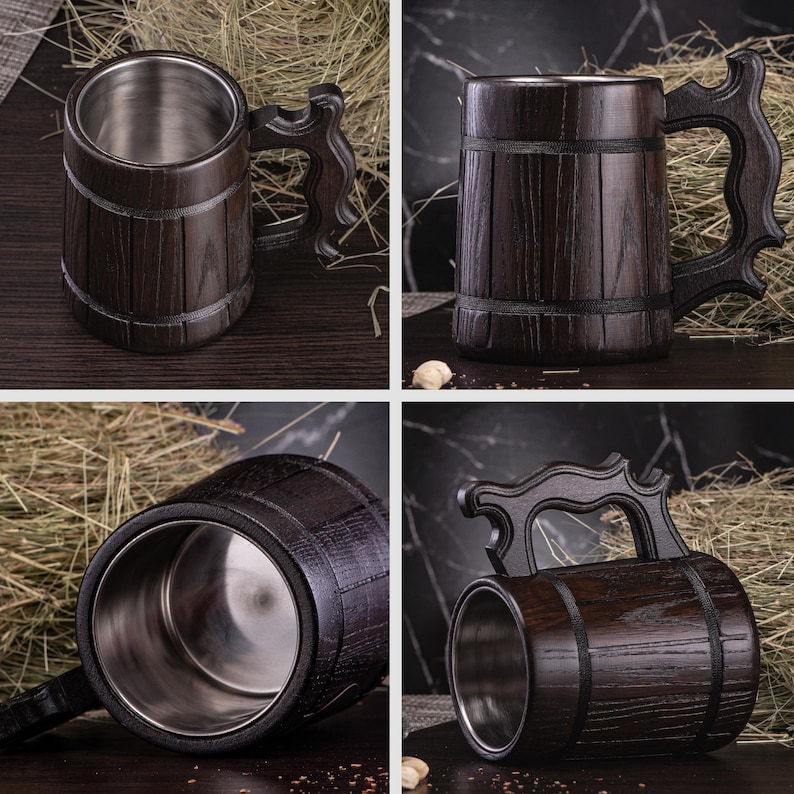 Puede incluir: Un jarro de cerveza de madera marr&oacute;n oscuro con interior de acero inoxidable. El jarro tiene un asa decorativa y est&aacute; hecho de tablones de madera verticales sujetos por bandas met&aacute;licas. El jarro est&aacute; dise&ntilde;ado para contener una gran cantidad de l&iacute;quido.