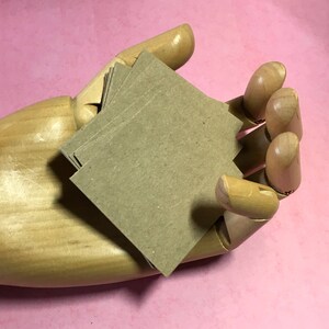 100 mini tarjetas de aglomerado kraft, esquinas cuadradas/redondeadas de 2x2, suministros para vendedores de Etsy, tarjetas en blanco para artes/manualidades, tarjetas de cartón pequeñas, suministros de arte