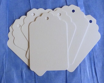 Scallop Top Tags (100) - große leere weiße Gepäckanhänger Preis / Produkt hängen tags, Ladenbedarf Papierwaren Geschenkanhänger Bäckerschnur Krawatten