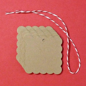 Etiquetas cuadradas festoneadas (100): etiquetas kraft pequeñas de 1,5", ataduras de hilo para panaderos. Etiquetas de aspecto rústico para productos, regalos, obsequios de boda y bolsas de golosinas.