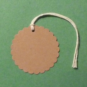 Étiquettes kraft rondes festonnées (50) - cercles vierges de 1,5 po. de diamètre. Etiquettes cadeaux DIY, étiquettes de produits, étiquettes de prix. sac de courses rustique marron