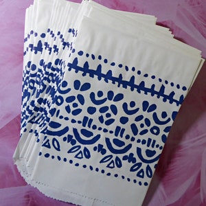 Sacs-cadeaux bleus/blancs - 25 petits sacs de marchandises plats en papier de grande taille, accessoires de mariage, gâteries, cadeaux, décoration abstraite amusante, emballage de sacs à collation
