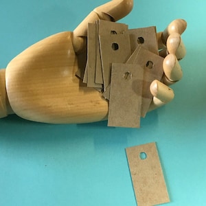 Etiquetas de aglomerado Kraft: 50 etiquetas pequeñas y ligeras en blanco, lazos de cordel. etiquetas rústicas para bodas Suministros para vendedores de Etsy, etiquetas de precios rectángulo de aglomerado