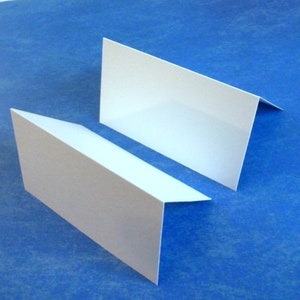 Witte tentkaarten (24) . gevouwen visitekaartjes 2x3,5. plaatskaarten, zitplaatskaarten. mini/kleine groetjes. destash, opruiming, verkoopkaarten