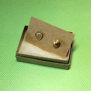 Mini biglietti per orecchini (100) - biglietti piccoli in truciolato kraft per orecchini a bottone, venditore Etsy, carta di cartone per esposizione di prodotti di gioielleria rustica