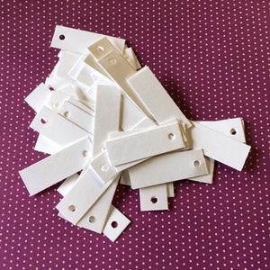 Etiquetas para joias (100) - mini etiquetas brancas de 0,5" x 1,5" com laços de barbante de padeiro. mercadorias, presentes, produtos, etiqueta de preço pequena, cartolina branca pesada