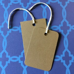 50 etichette Kraft. Semplici rettangoli da 2" x 3". Etichette vuote con spago. Confezionamento del prodotto. Angoli quadrati o arrotondati. Etichette regalo fai da te, cartellini dei prezzi.