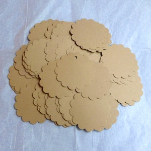 Etiquetas circulares festoneadas de Kraft (100): etiquetas en forma de flor de margarita con lazos de hilo de panadero. etiquetas en blanco. Etiquetas de productos de bricolaje, regalos y obsequios de boda.