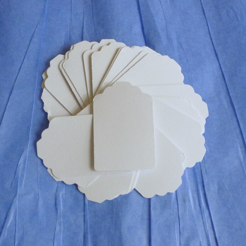 50 MEDIUM PLAIN GIFT TAGS PRICE LABELS WHITE