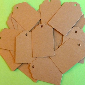Etiquetas Kraft (50) - etiquetas de equipaje en blanco festoneadas de 1,25"x1,75" etiquetas de regalo etiquetas colgantes de cartulina etiqueta de precio vendedor de Etsy suministra suministro de embalaje