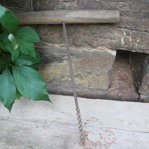 Taladro manual antiguo de gran tamaño, broca rústica, hierro, decoración de casa de campo