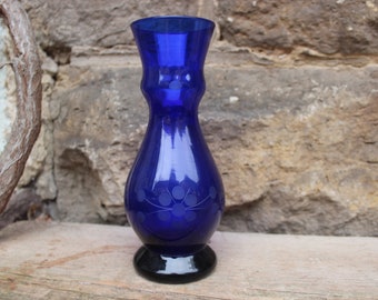 Jarrón de cristal azul cobalto con motivo floral tallado, de los años 50/60, de la RDA.