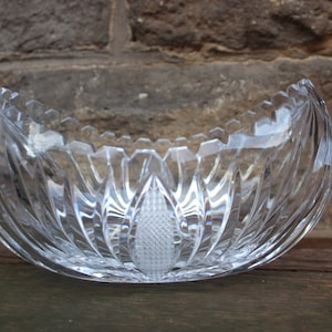 以下が含まれることがあります： カットガラスのデザインが施された透明なガラス製のボウル。ボウルは半円形で、縁がギザギザになっている。