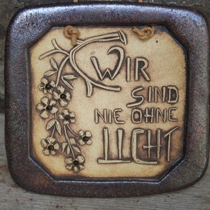 Small wall plate saying &quot;We are never without light&quot; ceramic 70s 80s West Germany