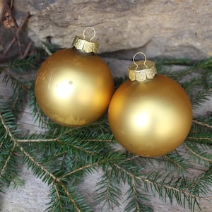 2 adornos grandes para árbol de Navidad de 9 cm de diámetro, color oro mate, estilo vintage.