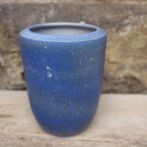 Könnte beinhalten: Eine blaue Keramikvase mit gesprenkeltem Überzug.