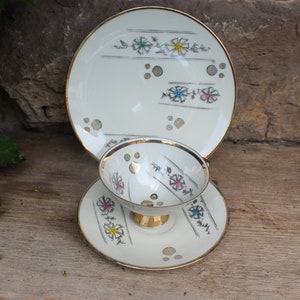 Peut inclure: Un ensemble de tasse et soucoupe en porcelaine blanche avec une bordure dorée et un motif floral. La tasse et la soucoupe présentent un motif floral délicat avec des accents dorés. L'ensemble est parfait pour un goûter ou un thé de l'après-midi.