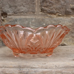 Cuenco con pie de cristal prensado de color rosa Rosalinglas, años 30 a 50, estilo Art Déco.