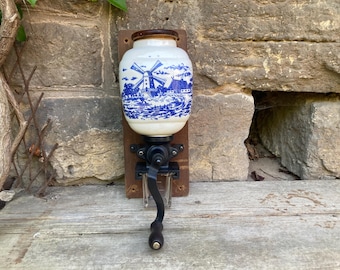 Molinillo de café mural antiguo, estilo Delft, década de 1970.