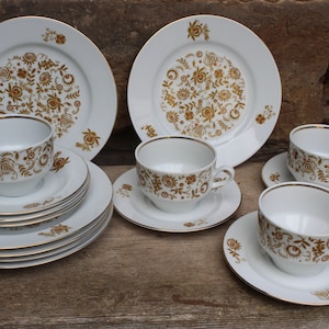17-piece coffee service including milk jug, Henneberg porcelain, floral decor, GDR