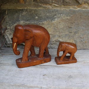 2 elephants / large and small / carved wooden figures / handicrafts vintage 60s 70s