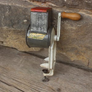 Old nut mill almond mill nutmeg mill Nordwest Standard No. 520 Vintage Farmhouse 30s 40s Made in Germany