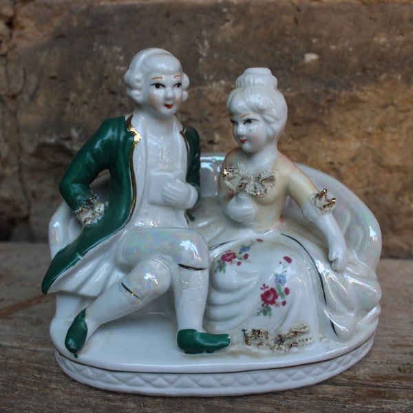 Couple de figurines en porcelaine de style baroque rococo sur un canapé années 80 90 Made in China