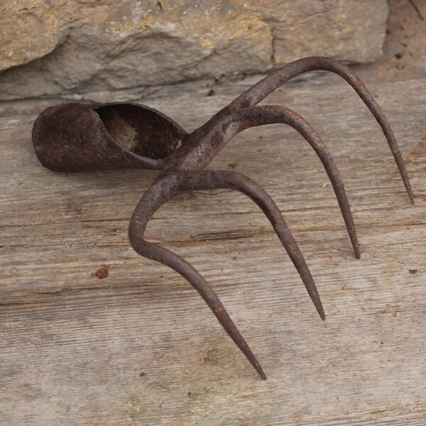 horquilla curva antigua / horquilla de estiércol oxidada / horquilla de excavación / hierro / jardín de la casa de campo