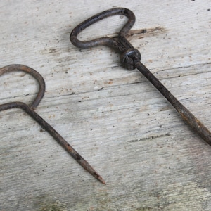 2 perceuses à main anciennes rouillées, forets rustiques, fer, décoration de ferme