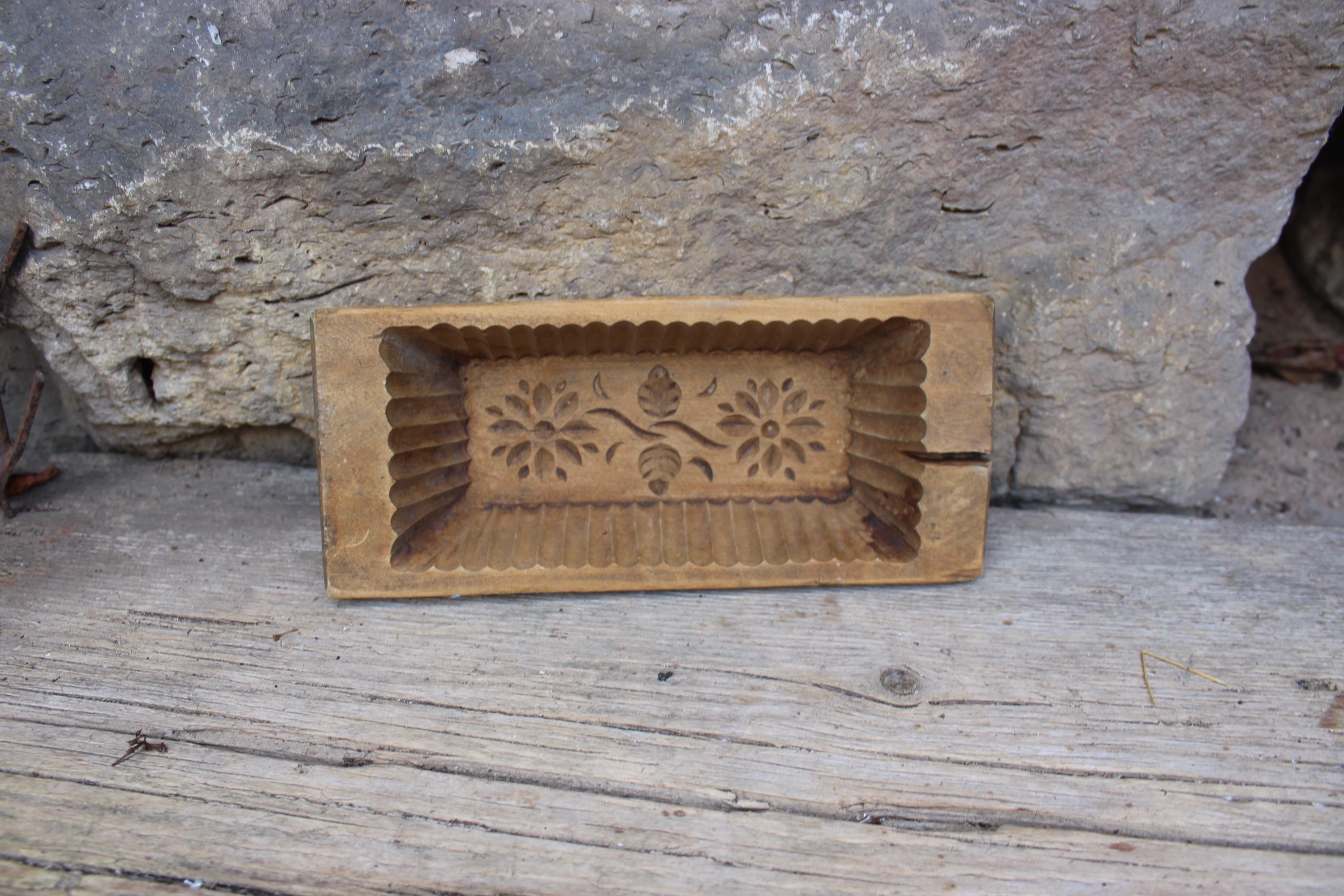 antique butter mold / hand-carved with floral decoration / around 1900